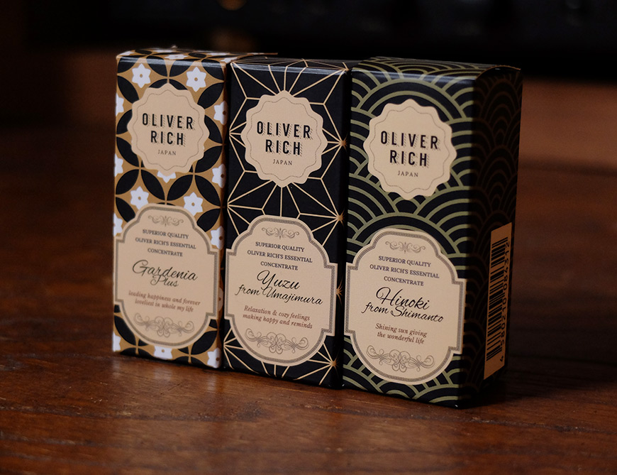 Boîtes en carton des huiles essentielles Oliver Rich Japan avec des motifs japonais traditionnels