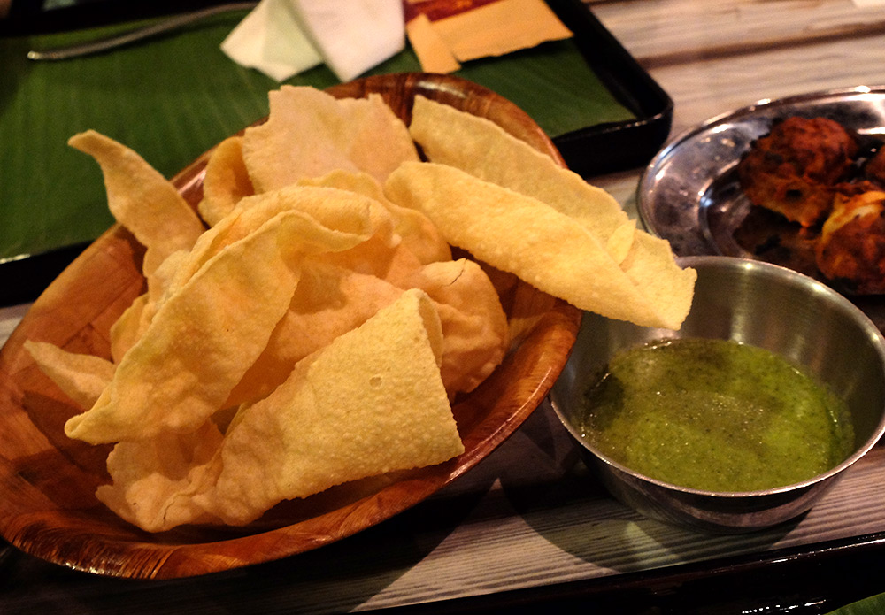 Papadum et sauce menthe, Muthus Curry, Singapour