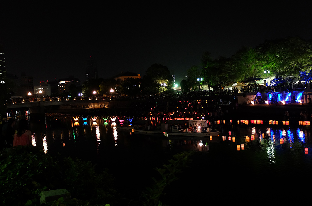 Festivités et lanternes sur la rivière Motoyasugawa, Hiroshima 6 Août