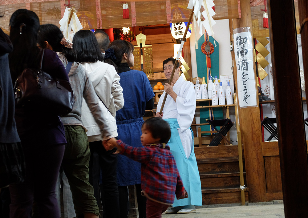 purification par prêtre de sanctuaire Shinto, Hiroshima, matsuri