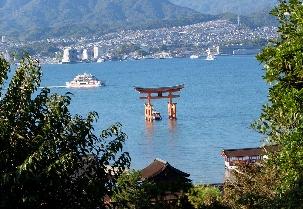 Le Torii vue depuis le chemin menant au Parc Momijidani