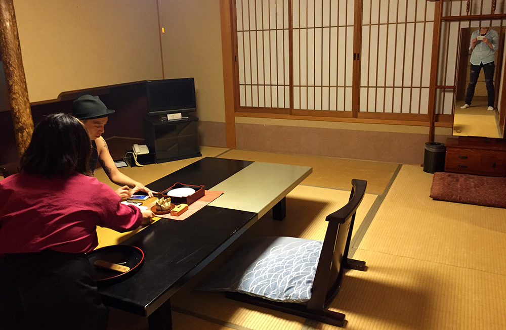 chambre de ryokan présentée par l'okami 女将, Ichizen, Yufuin