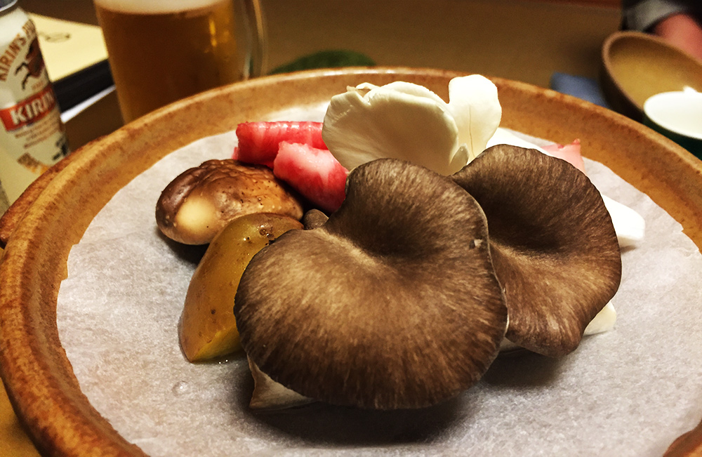 Bungogyū (bœuf noir de la préfecture d'Oita) et champignons d'automne servis avec de la sauce ponzu au yuzu (agrume japonais).