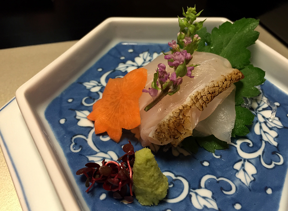 sashimi de perche à bords en scie, feuille de chrysanthème, feuille de shiso, feuille d'érable en carotte