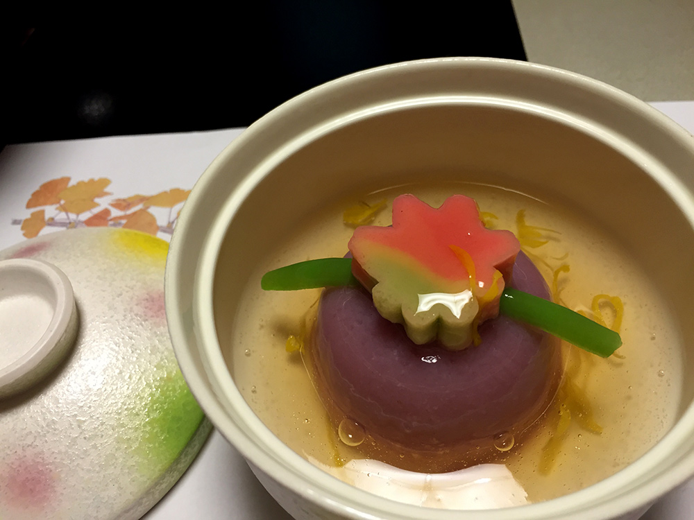 manjū de patate douce violette : haricots de Kurakake, feuille d'érable de purée de blé, farce de viande