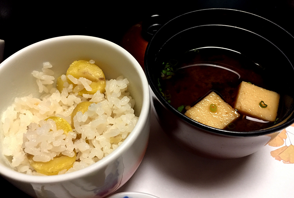 riz aux châtaignes et soupe de miso rouge aux boulettes de taro et pâte de poisson, et tofu