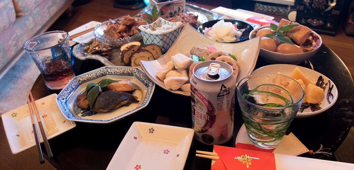 Table de shōgatsu dans une famille japonaise