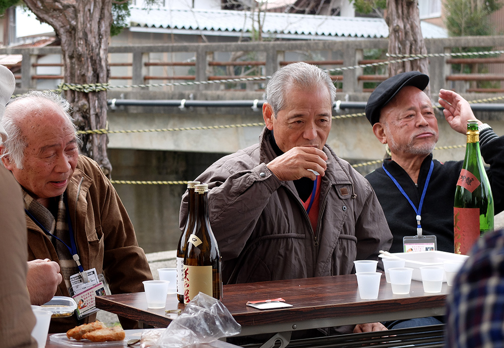 Tablée de grand-pères japonais buvant du saké