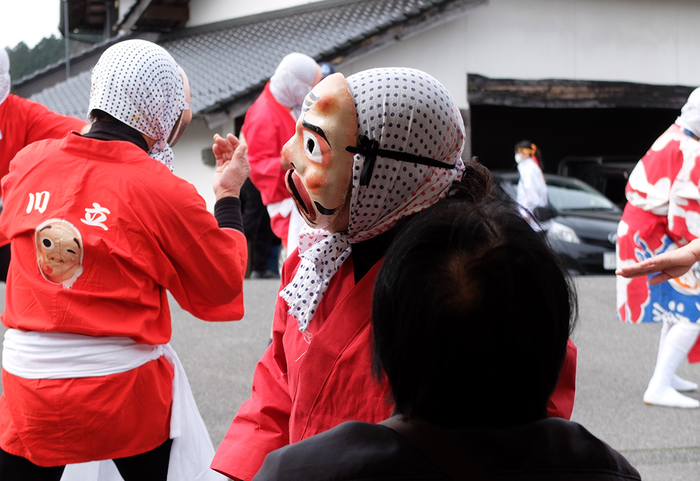 Danse des hyottoko à la brasserie de saké Miwa Sakura, Hiroshima