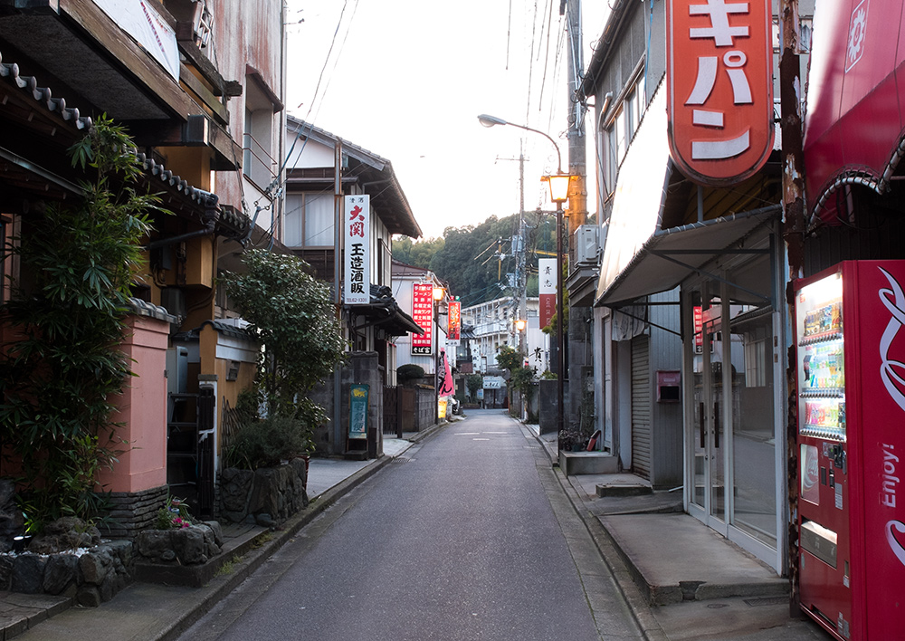 Petites ruelles rétro du village de Tamatsukuri Onsen
