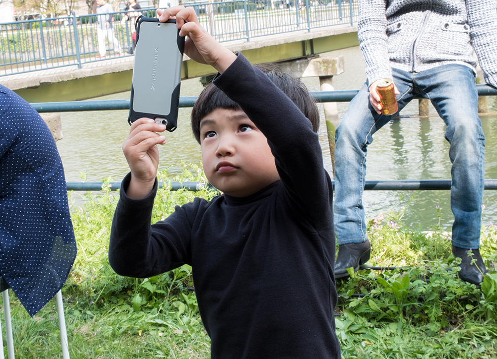 petit enfant japonais jouant avec un smartphone