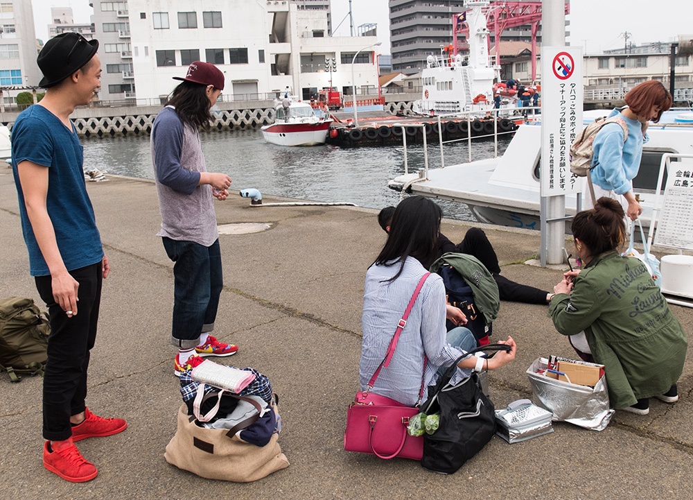 départ du ferry pour Kanawajima, filles déjà en position caca (manière asiatique de s'assoir)