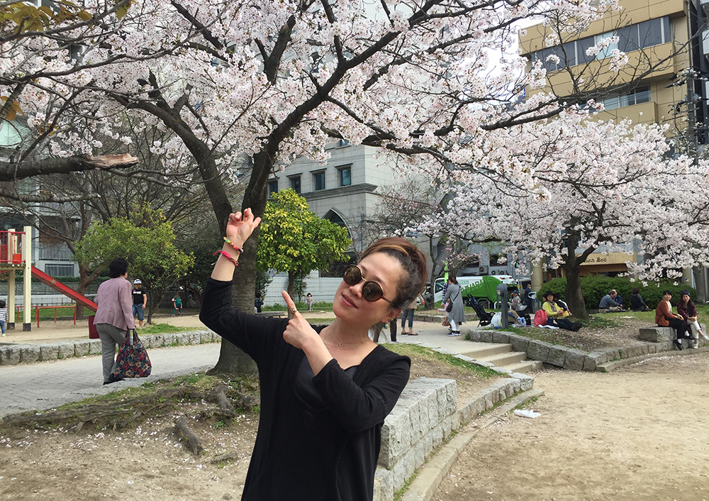 Shiho sous les sakura du Parc Fukuromachi, Hiroshima