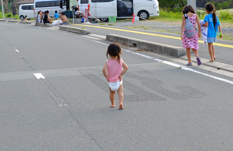 petite fille japonaise en couche sur la route
