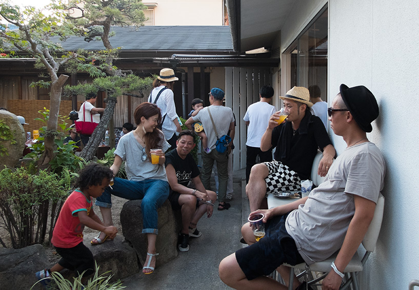 fête privée dans le jardin d'une maison japonaise