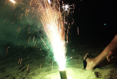feux d'artifice sur la plage Japon