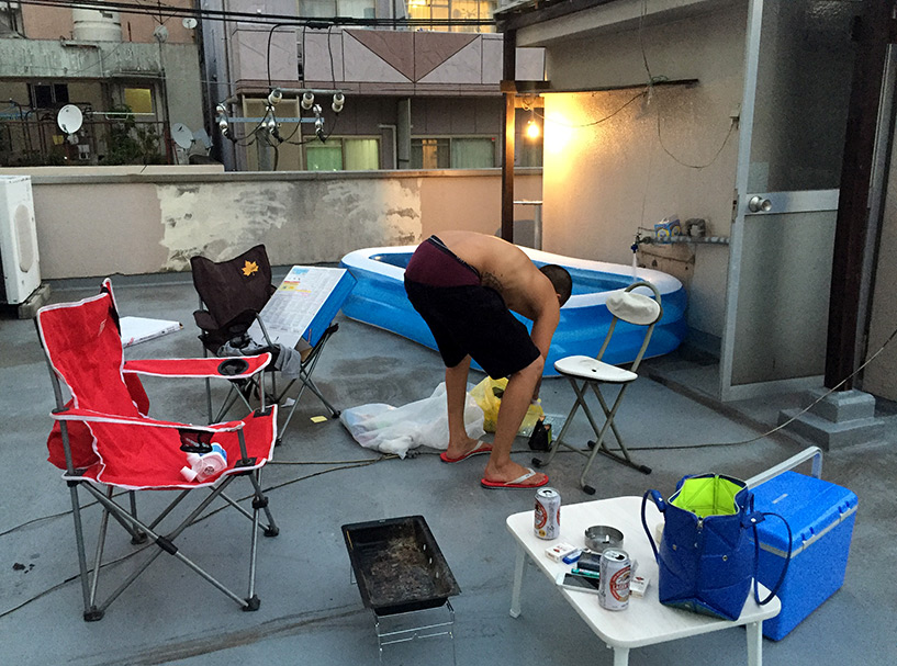 Préparatifs du barbecue et de la piscine gonflable sur ma terrasse