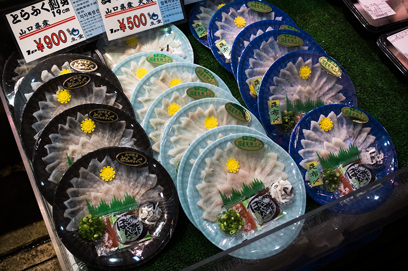 plateaux de sashimis de tora-fugu, marché de Karato, préfecture de Yamaguchi