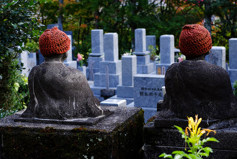 statuettes jizo devant un cimetière
