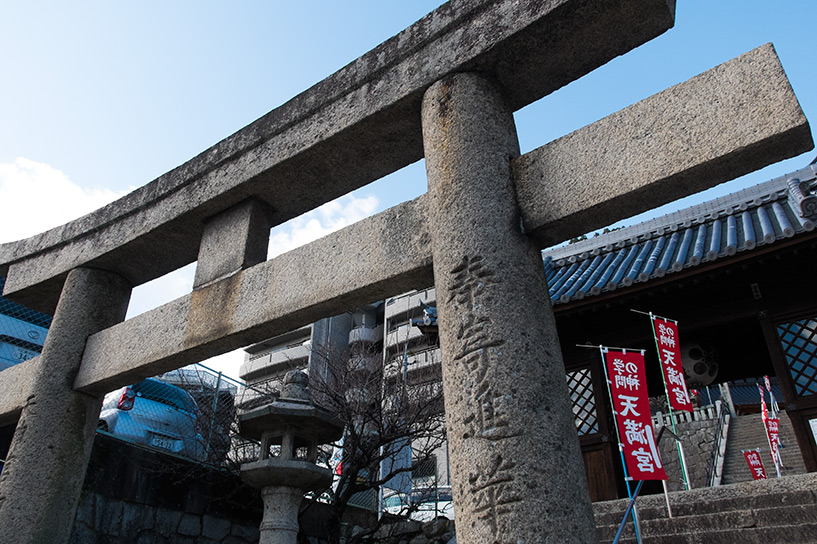 Torii de pierre à l'entrée du sanctuaire Onaga Tenmangu Hiroshima