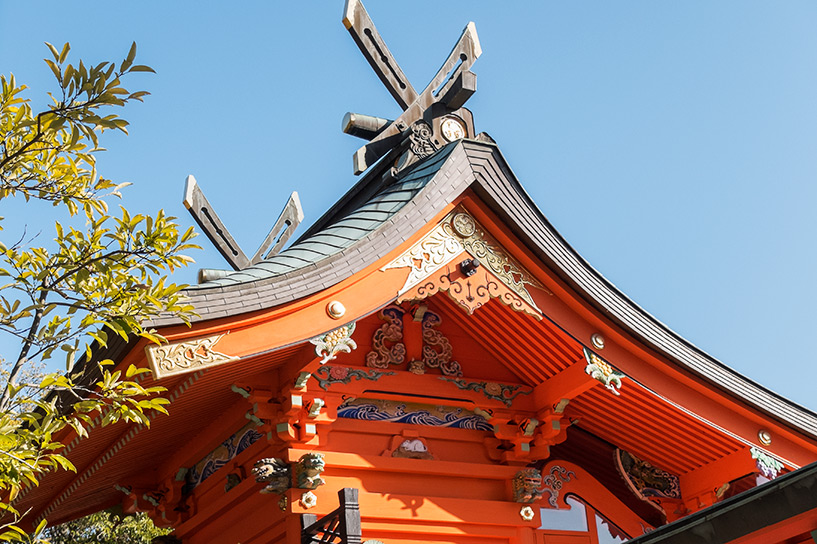 toit vermillon du sanctuaire shintoToshogu Hiroshima