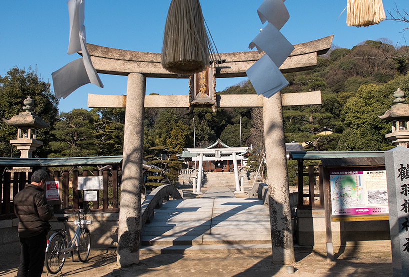Torii de pierre du sanctuaire Tsuruhane Hiroshima
