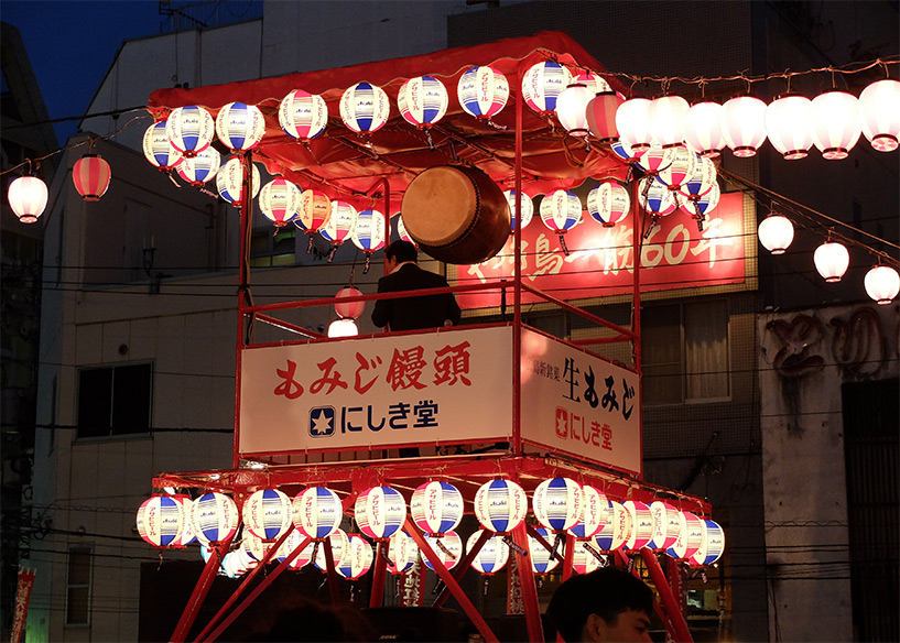 Issei Minami sur le yagura, lampions Asahi