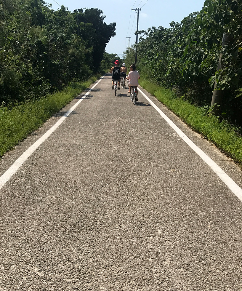 à vélo sur les routes de Taketomi-jima, Okinawa