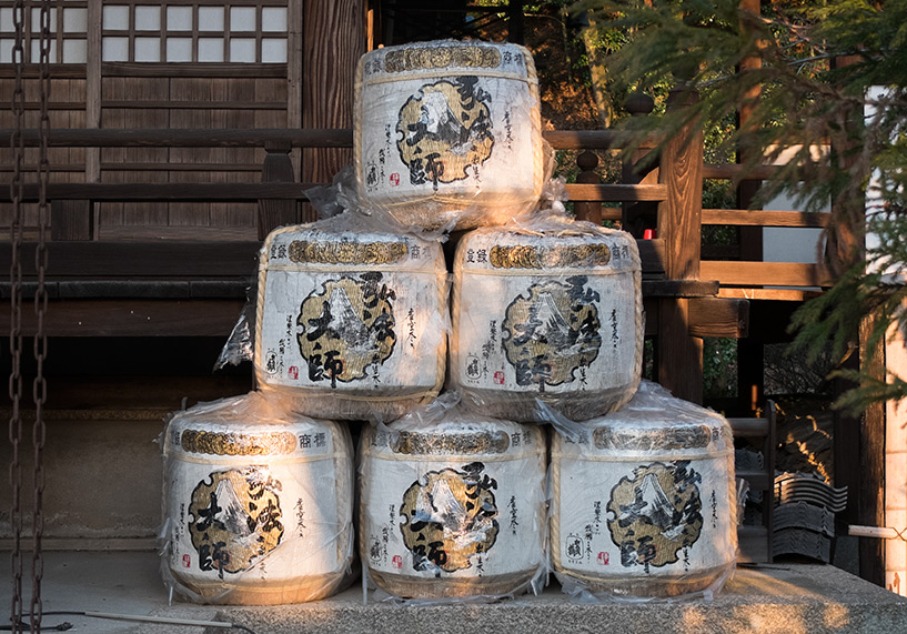 barils de saké à l'entrée d'un temple, Japon