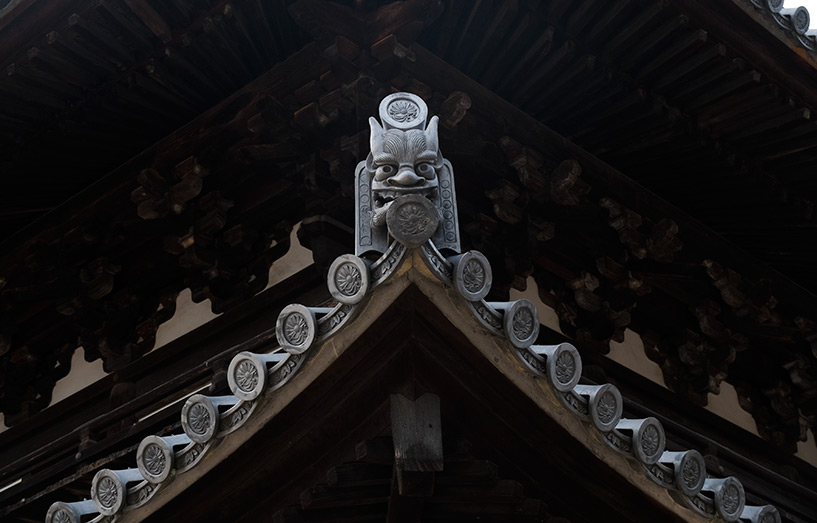 détails du toit de l'entrée du temple Fudo-in, Hiroshima
