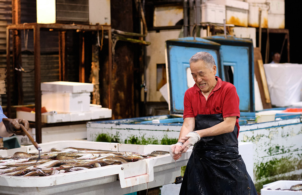 poissonnier au marché aux poissons d'Hiroshima