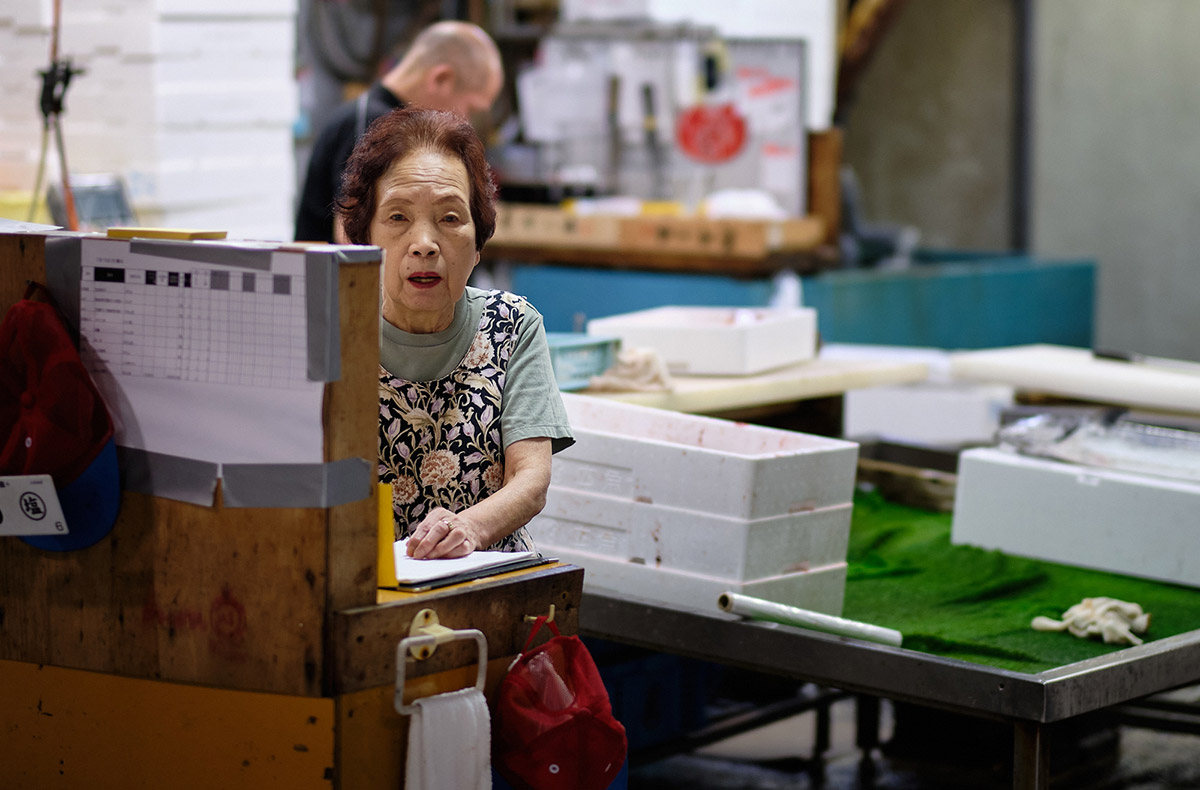 vieille dame japonaise au marché aux poissons d'Hiroshima