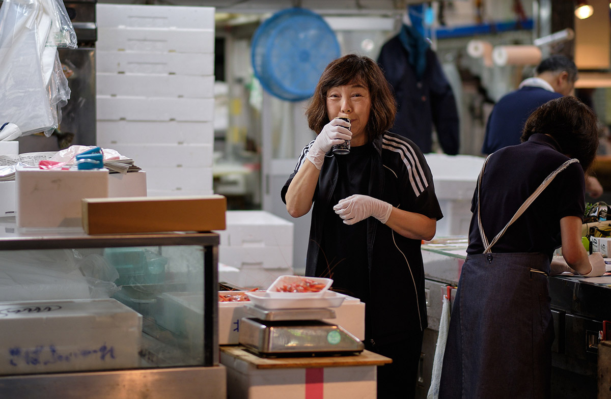 Japonaise souriante au marché aux poissons d'Hiroshima