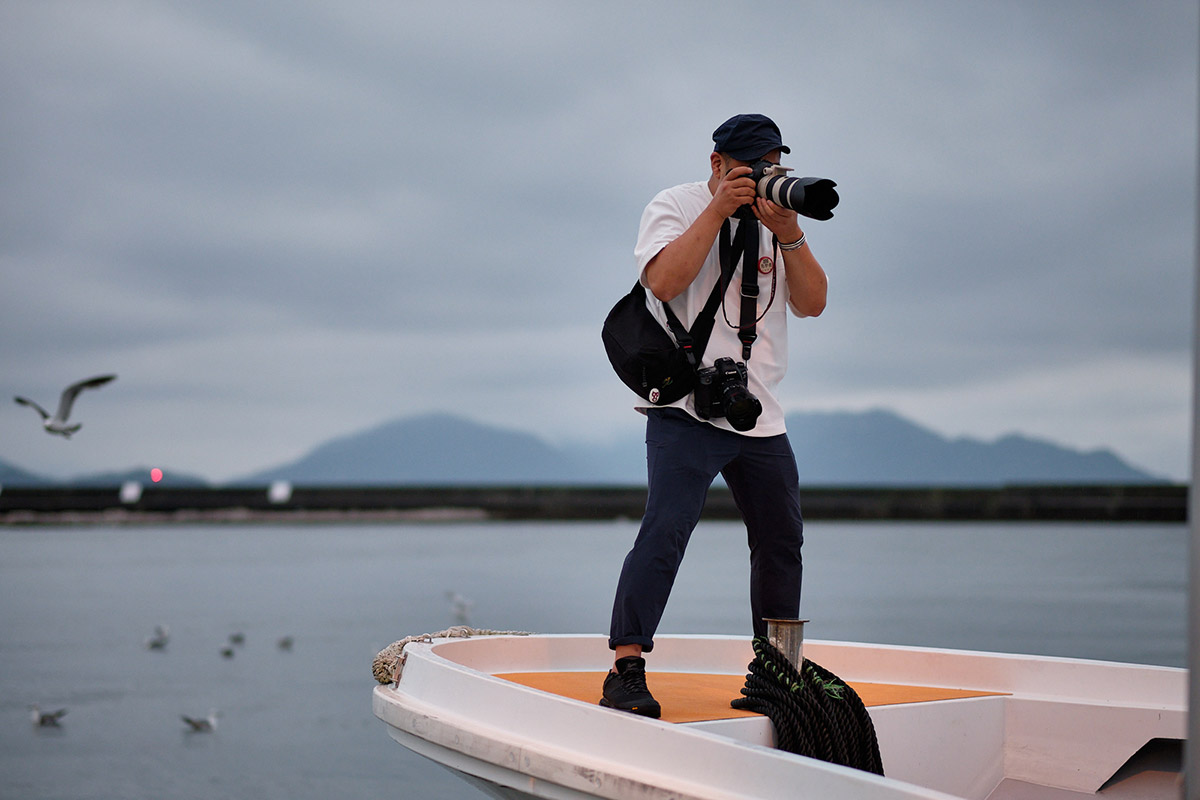 photographe Japonais au bord de la mer